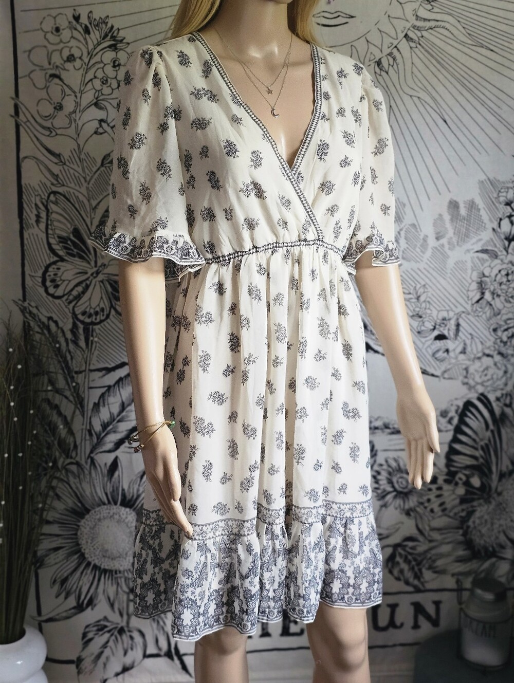 Max Studio London Ivory Floral Print V-Neck Women’s Dress Medium